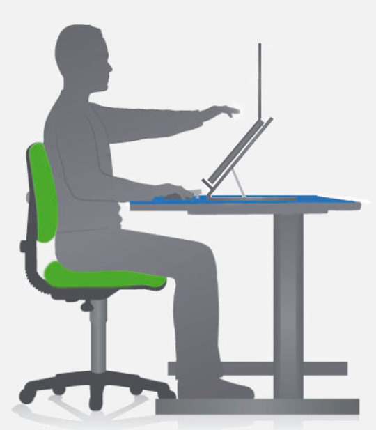 Imagen donde se aprecia a un hombre sentado frente a un portátil.
Se muestra la distancia (de un brazo) hasta el ordenador y la parte superior de la pantalla a la misma altura de los ojos.