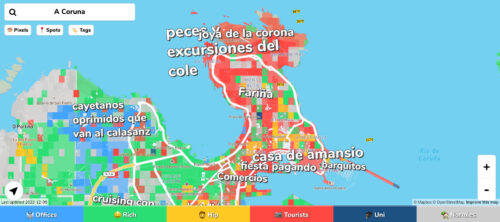 Captura de pantalla de la web donde se puede observar la ciudad de A Coruña con etiquetas tales como:
-Peces y excursiones del cole
-Fariña
-Cayetanos oprimidos
-Cassa de Amancio (Ortega)
-Fiesta pagando
-Barquitos

Y aunque no se ve, también hay:
-Cruising con vacas al lado
-Botellón
-Se creen que viven en Coruña