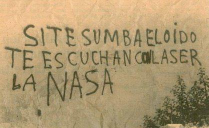 Foto de un grafiti conspiranoico que reza: SI TE SUMBA EL OIDO TE ESCUCHAN CON LASER LA NASA